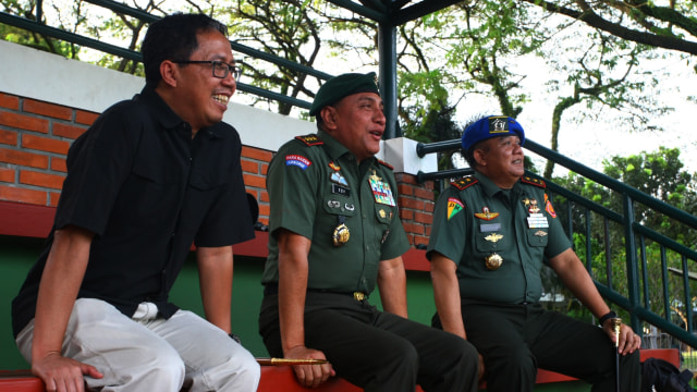 Ketum PSSI Letjen Edy Rahmayadi (tengah) bersama dengan Wakil Ketua Djoko Driyono (kiri) menyaksikan latihan tim nasional sepakbola Indonesia di Tangerang, Banten. (Foto: Muhammad Iqbal)