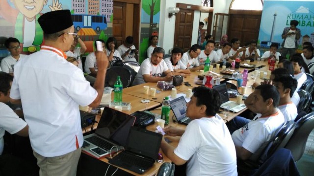 Tim media sosial calon gubernur dan wakil gubernur DKI Jakarta Ahok Djarot sedang melakukan koordinasi di Rumah Lembang. (Foto: Ananda Wardhiati Teresia)