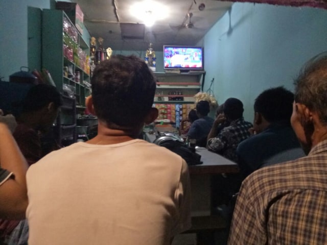 Warga di sekitar kawasan Setiabudi menonton bola bersama. (Foto: Billi Pasha)