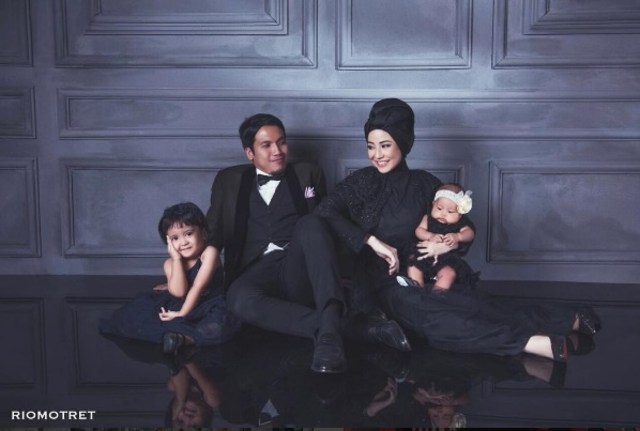 Natasha Rizky berpose bersama suami dan kedua anaknya dalam sebuah foto. (Foto: Instagram @natasharizkynew)