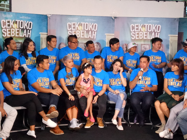 Ernest Prakarsa bersama para pemain di film 'Cek Toko Sebelah'. (Foto: Prabarini Kartika)