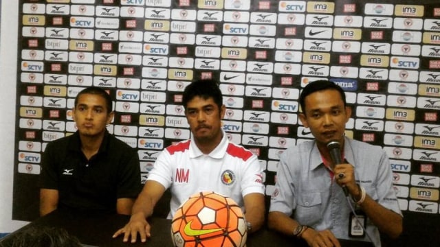 Nil Maizar (tengah) pernah menjadi pelatih Semen padang FC. (Foto: https://www.instagram.com/semenpadangfcid/)