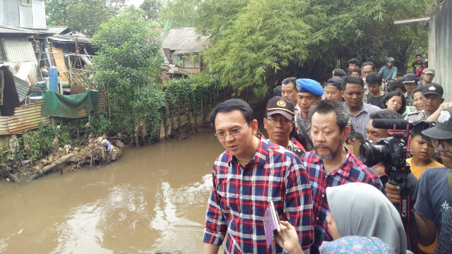 Basuki T Purnama (Ahok) menyapa warga yang tinggal di pinggir Kali Krukut  (Foto: Johanes Hutabarat/kumparan)