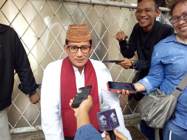 Sandiaga Uno diwawancarai wartawan. (Foto: Fahrian Saleh)