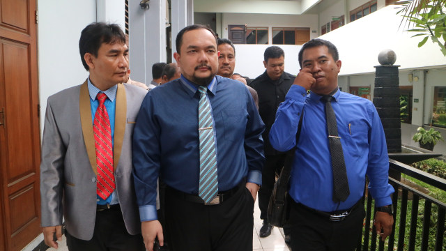 Penasehat Hukum Buni Yani, Aldwin Rahadian (tengah), meninggalkan ruang sidang usai putusan Pengadilan Negeri (PN) Jakarta Selatan  (Foto: Nikolaus Harbowo)