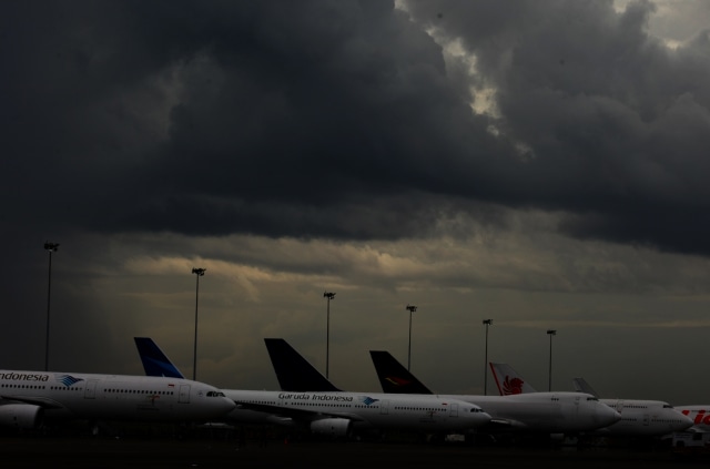 Ilustrasi penerbangan yang ditunda atau dibatalkan akibat cuaca buruk. Foto: Muhammad Iqbal / Antara
