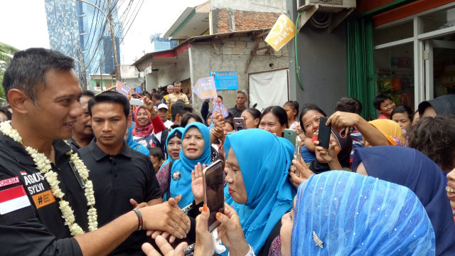 Agus Harimurti bersalaman dengan warga saat kampanye di Tebet, Menteng Dalam. (Foto: Ochi Amanaturrosyidah)