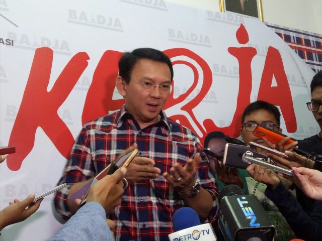 Ahok memberikan keterangan kepada media setelah bertemu pendukung di Rumah Lembang, Jakarta. (Foto: Johanes Hutabarat/kumparan)