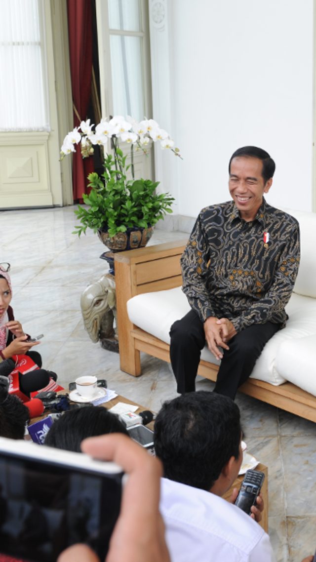 Jokowi berbincang di Istana