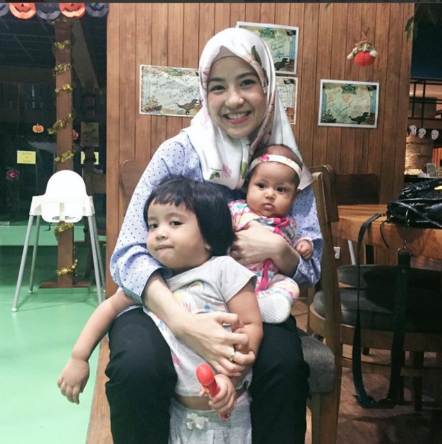 Natasha Rizki (23) bersama kedua anaknya, Megumi Arrawda Sachi dan Miskha Arrawfa Najma. Meski termasuk jarang mengabadikan momen bahagia bersama anak, Natasha mengaku bahagia dan bangga menjadi seorang Ibu. (Foto: Instagram @natasharizkynew)