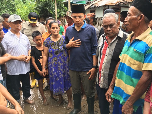 Gubernur NTB, M Zainul Majdi bersama warga di Bima yang terkenda banjir. (Foto: Yudhistira Amran Saleh/ kumparan)