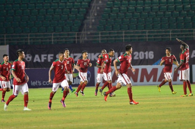 Pemain Timnas Indonesia sedang merayakan gol atas Thailand di babak grup Piala AFF 2016. (Foto: AFF)