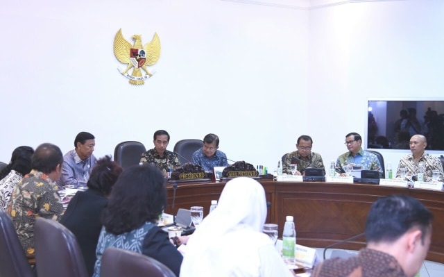 Jokowi saat rapat terbatas di Istana Kepresidenan. (Foto: Ananda Wardhiati Teresia/ kumparan)