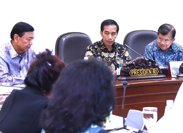 Wakil Presiden Jusuf Kalla tampak tersenyum saat rapat terbatas. (Foto: Ananda Wardhiati Teresia/ kumparan)