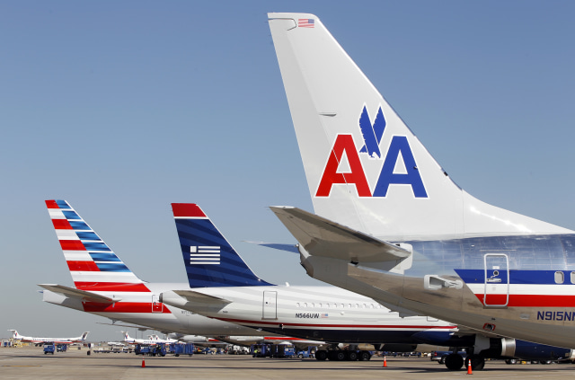 Pesawat maskapai American Airlines sedang berada di salah satu bandara. (Foto: Reuters/Mike Stone)