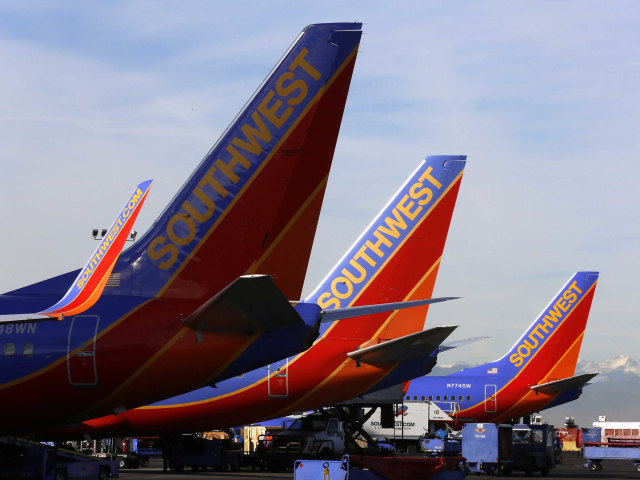 Tampak 3 pesawat maskapai Southwest Airlines berderet di salah satu bandara. Foto: Reuters/Rick Wilking
