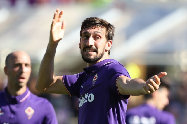 Davide Astori memberikan instruksi pada sebuah laga bersama Fiorentina. (Foto: Gabriele Maltinti/Getty Images)