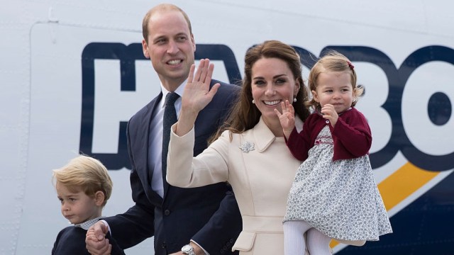 Putri Kate Middleton dari Kerajaan Britania Raya bersama dengan dua anaknya. (Foto: Credit: Stephen Lock/Getty Images)