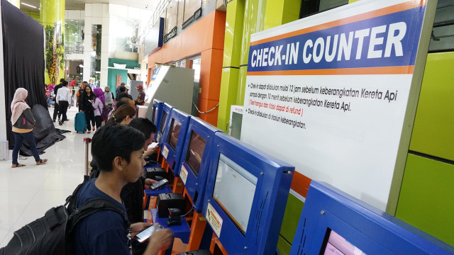 Penumpang sedeang melakukan check in di Check in Counter. (Foto: Aditia Noviansyah/kumparan)