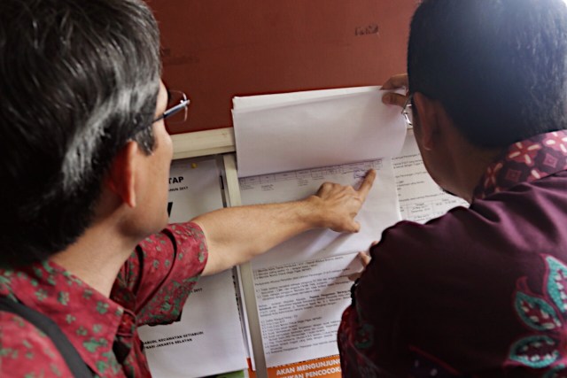 Dua komisioner KPU melakukan peninjauan DPT di kelurahan Setiabudi. (Foto: Fanny Kusumawardhani/kumparan)