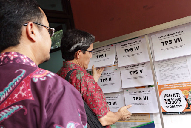 Komisoner KPU meninjau DPT di Kelurahan Setiabudi. (Foto: Fanny Kusumawardhani/kumparan)