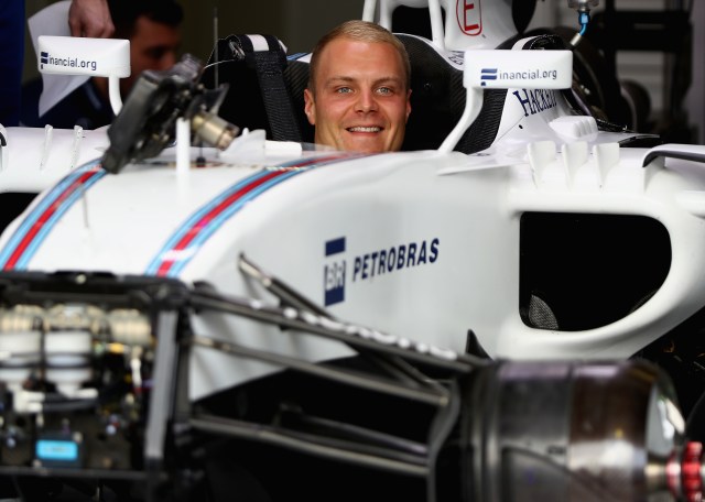 Valtteri Bottas berada dalam mobilnya menjelang balapan di Grand Prix Brasil. (Foto: Clive Mason/Getty Images)