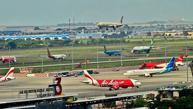 Pesawat berada di Bandara Soekarno-Hatta. (Foto: Instagram @soekarnohattaairport)