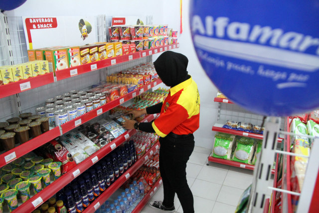 Pegawai Alfamart menata barang dagangan (Foto: Destyan Sujarwoko/Antara)