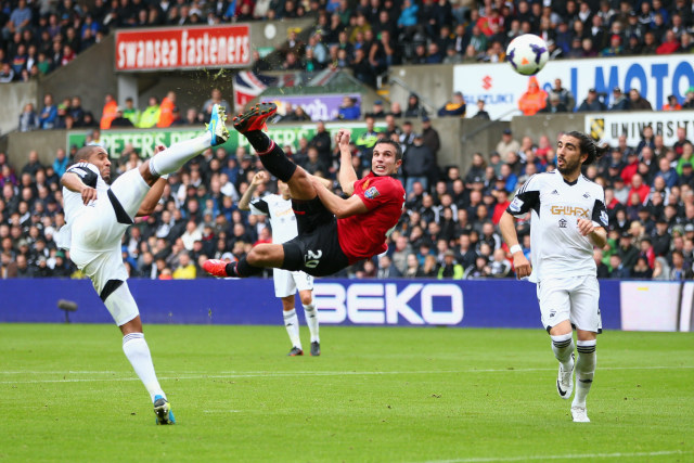 Robin van Persie mencetak gol pembuka kemenangan Manchester United atas Swansea pada laga perdana musim 2013/14. (Foto: Michael Steele)