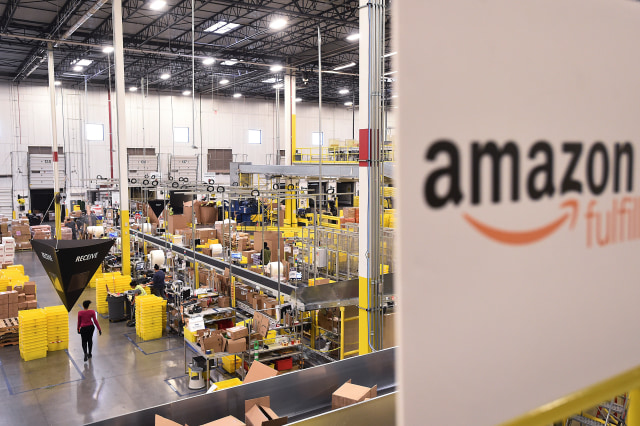 Tempat pengiriman barang Amazon (Foto: Reuters)
