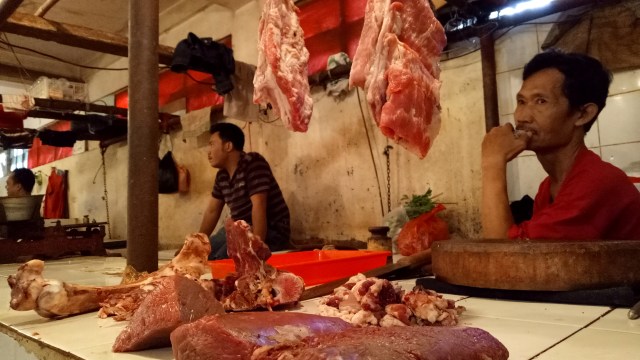 Penjual daging di pasar PSPT Tebet (Foto: Rivi Satrianegara)