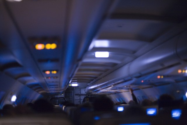 Suasana gelap kabin pesawat (Foto: Getty Images)