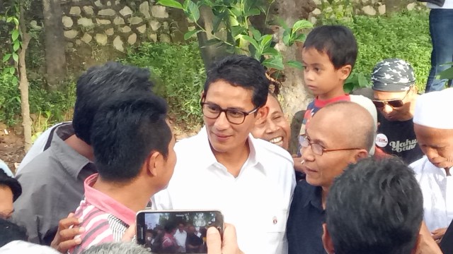 Sandiaga Uno berbincang dengan warga Jakarta (Foto: Mustaqim Amna/kumparan)