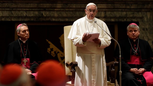 Paus Fransiskus memberikan sambutan tradisional di hadapn Kuria Roma. (Foto: Gregorio Borgia/Reuters)