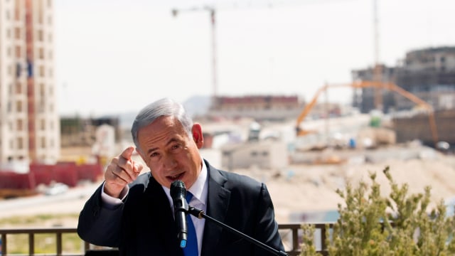 PM Israel Benjamin Netanyahu menyampaikan pidato di depan pemukiman Yahudi di Tepi Barat. Foto: Ronen Zvulun/Reuters