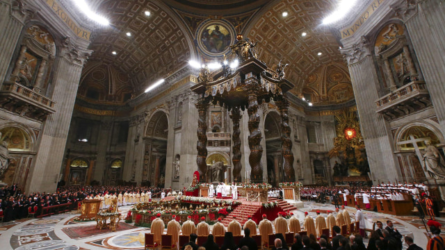 Paus Fransiskus memimpin Misa malam Natal di Vatikan (Foto: Tony Gentile/Reuters)