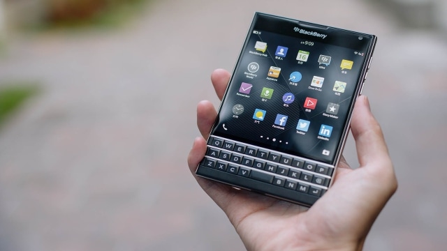 Seorang pengguna menunjukan ponsel Blackberry. (Foto: Pixabay)
