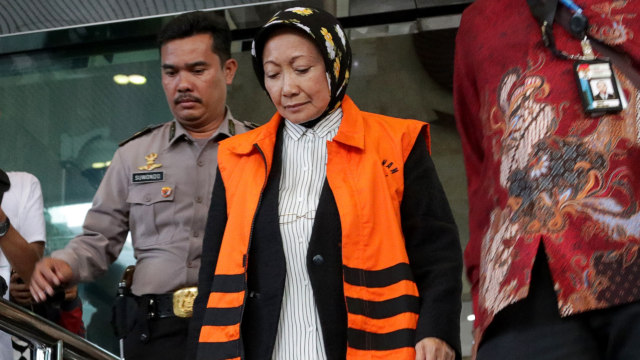 Wali Kota Cimahi Non Aktif Atty Suharti Tochija berjalan usai diperiksa. Foto: Fanny Kusumawardhani/kumparan