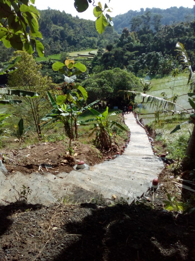 Anak tangga menuju makam Tan Malaka di Desa Selopanggung, Kabupaten Kediri. (Foto: Istimewa)