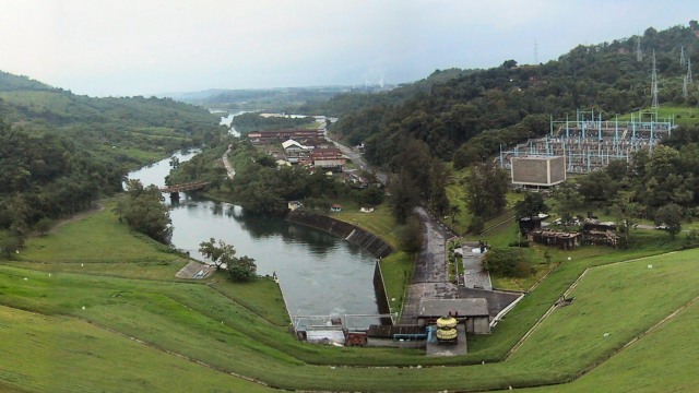 Dam Waduk Jatiluhur di Purwakarta. (Foto: Hullie via Wikimedia)