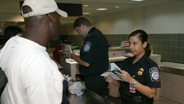 Pemeriksaan imigrasi di Amerika Serikat. (Foto: ESTA VISA/ www.usa-esta.us)