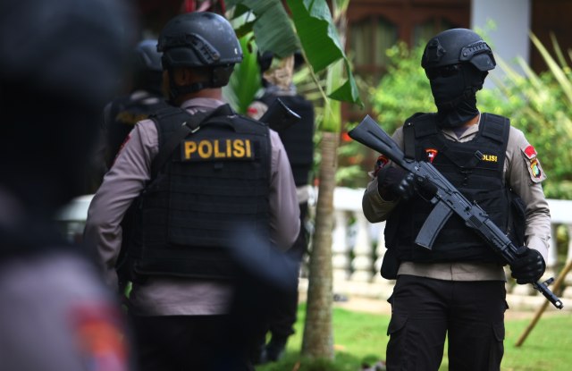 Polisi menggerebek sarang teroris (Foto: M N Kanwa/Antara)