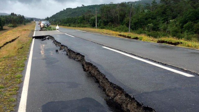 Jalan yang rusak setelah gempa melanda pulau Chiloe, bagian selatan Chile. (Foto: REUTERS/Stringer)