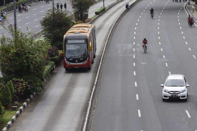 Kondisi lengang di jalan protokol Jakarta. Foto: Hafidz Mubarak/Antara