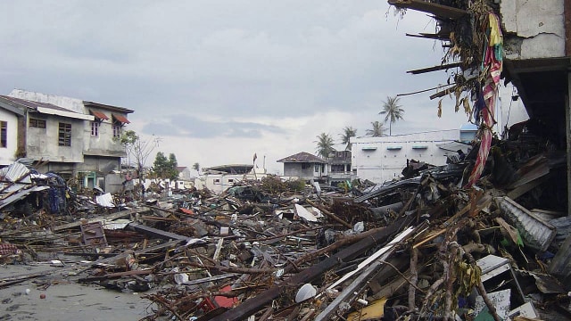 Sampah dan puing-puing di pusat kota Banda Aceh, menyusul Tsunami besar 26 Desember 2004. (Foto: Michael L. Bak via Wikimedia)