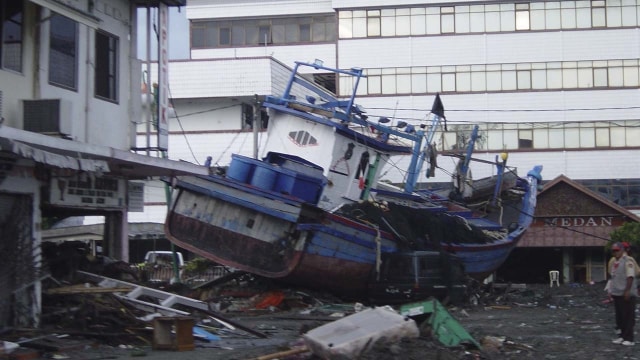 Kapal terdampar dekat wilayah bisnis lokal kota Aceh, menyusul Tsunami besar  26 Desember 2004. (Foto: Michael L. Bak via Wikimedia)