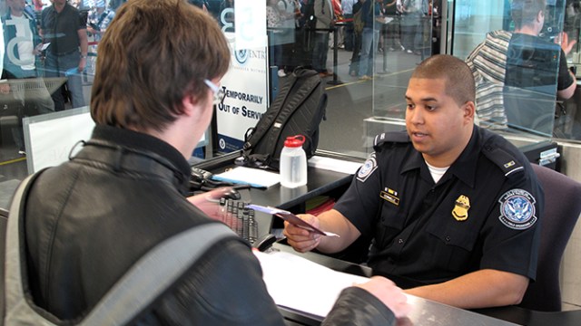 Pemeriksaan imigrasi di Amerika Serikat. (Foto: US Customs and Border Protection)