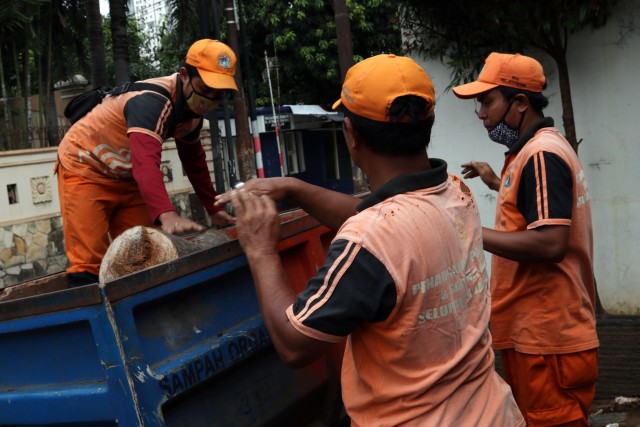 Sejumlah pasukan oranye bertugas menjaga kebersihan Jakarta. Foto: Fanny Kusumawardhani/kumparan