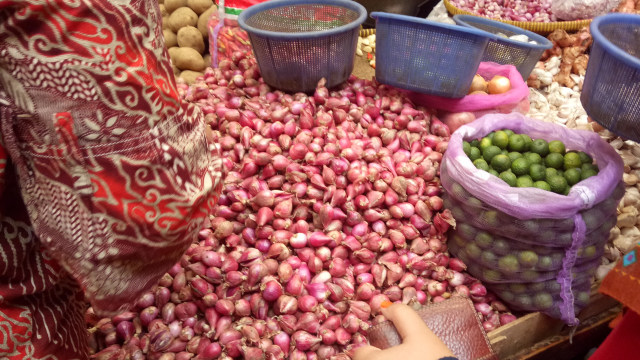 Bawang merah di salah satu los pasar Jatinegara. (Foto: Nicha Muslimawati/kumparan)