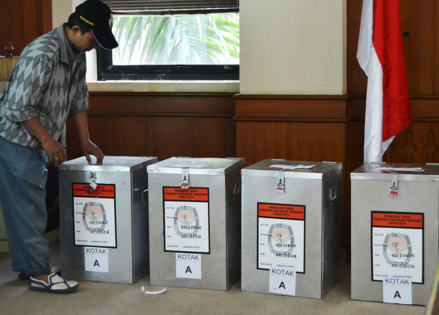 Petugas sedang menata kota pemilihan suara. (Foto: Muhammad Iqbal/kumparan)